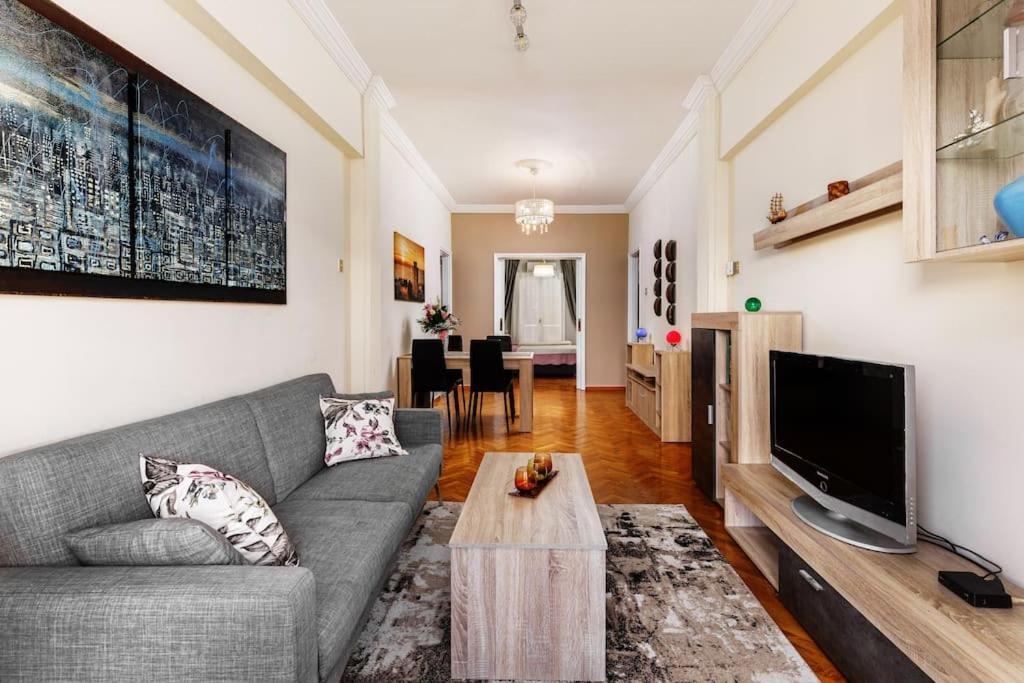 Location 3 Bedroom With View Apartament